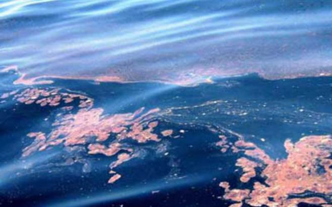 Η θαλάσσια ρύπανση οδήγησε σε χειροπέδες