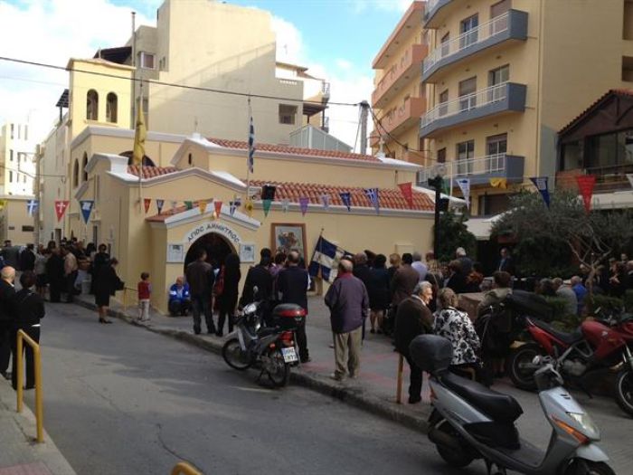 Χάραξαν Σταυρό και άρπαξαν μεγάφωνα από ναό