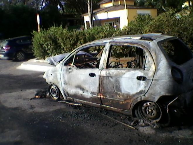 Αυτοκίνητο τυλίχτηκε στις φλόγες μετά από τροχαίο στη Λ.Σούδας
