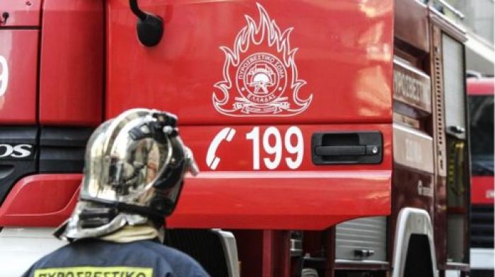 Έσβησε η φωτιά σε επιχείρηση ξυλείας
