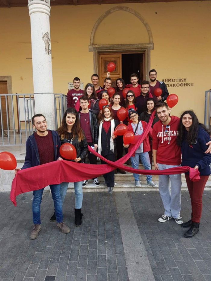 Φοιτητές της Ιατρικής ενημερώνουν το κοινό για την Παγκόσμια Ημέρα AIDS