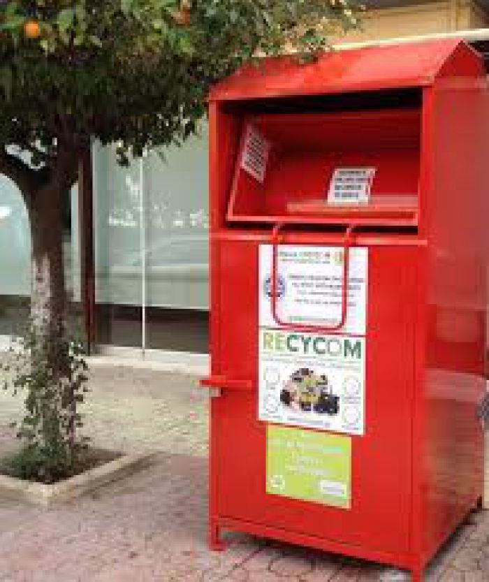 Κόκκινοι κάδοι ανακύκλωσης ρούχων στα Χανιά
