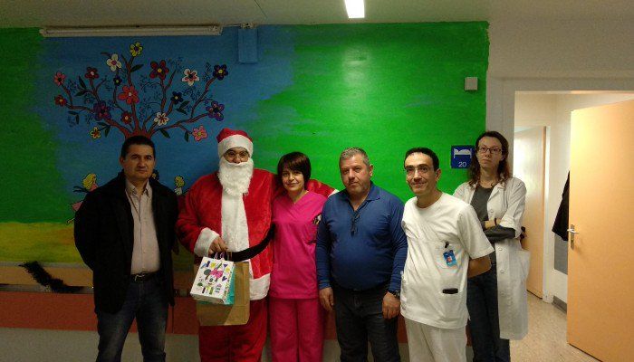 Ο Άγιος Βασίλης πήγε στα παιδιά που νοσηλεύονται στο ΠΑΓΝΗ