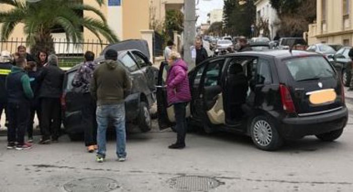 Σφοδρή σύγκρουση μεταξύ δύο αυτοκινήτων στην Νεάρχου στα Χανιά
