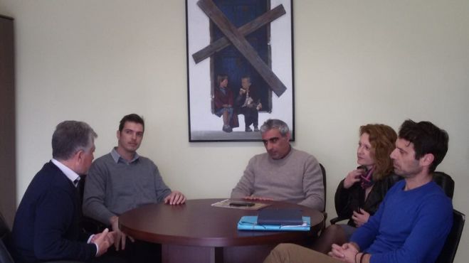 &Mu;&epsilon; &tau;&omicron; &Delta;ή&mu;&alpha;&rho;&chi;&omicron; &Sigma;&eta;&tau;&epsilon;ί&alpha;&sigmaf; &sigma;&upsilon;&nu;&alpha;&nu;&tau;ή&theta;&eta;&kappa;&epsilon; &omicron; &Upsilon;&pi;&omicron;&psi;ή&phi;&iota;&omicron;&sigmaf; &Pi;&epsilon;&rho;&iota;&phi;&epsilon;&rho;&epsilon;&iota;ά&rho;&chi;&eta;&sigmaf; &Kappa;&rho;ή&tau;&eta;&sigmaf;, &Alpha;. &Mu;&alpha;&rho;&kappa;&omicron;&gamma;&iota;&alpha;&nu;&nu;ά&kappa;&eta;&sigmaf;