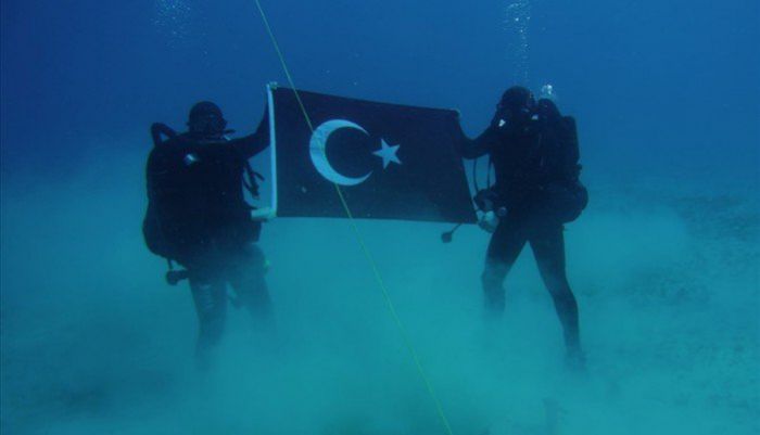 &quot;Κατέβηκε&quot; από το twitter του ΝΑΤΟ η φωτογραφία με την τουρκική σημαία στο βυθό της Σούδας