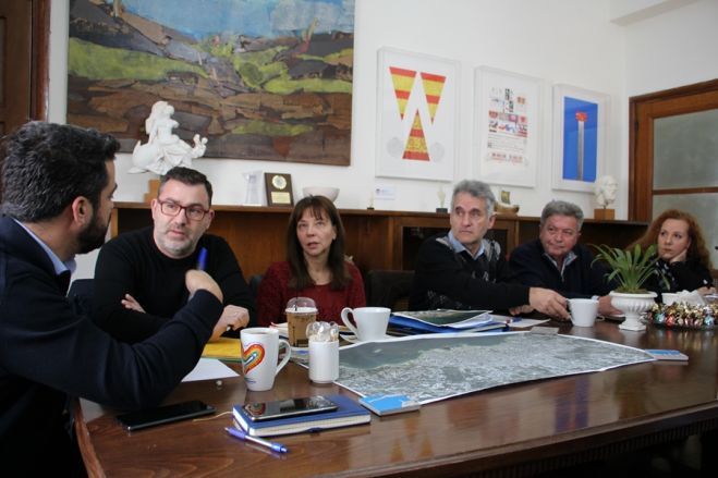 &Sigma;&upsilon;&nu;ά&nu;&tau;&eta;&sigma;&eta; &Delta;&eta;&mu;ά&rho;&chi;&omicron;&upsilon;, &Pi;&alpha;&nu;&alpha;&gamma;&iota;ώ&tau;&eta; &Sigma;&eta;&mu;&alpha;&nu;&delta;&eta;&rho;ά&kappa;&eta; &mu;&epsilon; &tau;&eta;&nu; &Pi;&rho;&omicron;ϊ&sigma;&tau;&alpha;&mu;έ&nu;&eta; &tau;&eta;&sigmaf; &Epsilon;&phi;&omicron;&rho;ί&alpha;&sigmaf; &Alpha;&rho;&chi;&alpha;&iota;&omicron;&tau;ή&tau;&omega;&nu; &Chi;&alpha;&nu;ί&omega;&nu;, &Epsilon;&lambda;έ&nu;&eta; &Pi;&alpha;&pi;&alpha;&delta;&omicron;&pi;&omicron;ύ&lambda;&omicron;&upsilon;