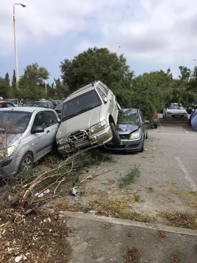 Έκανε όπισθεν και έπεσε πάνω σε ένα αυτοκίνητο- Ατύχημα μέσα στο παρκινγκ του ΠΑΓΝΗ