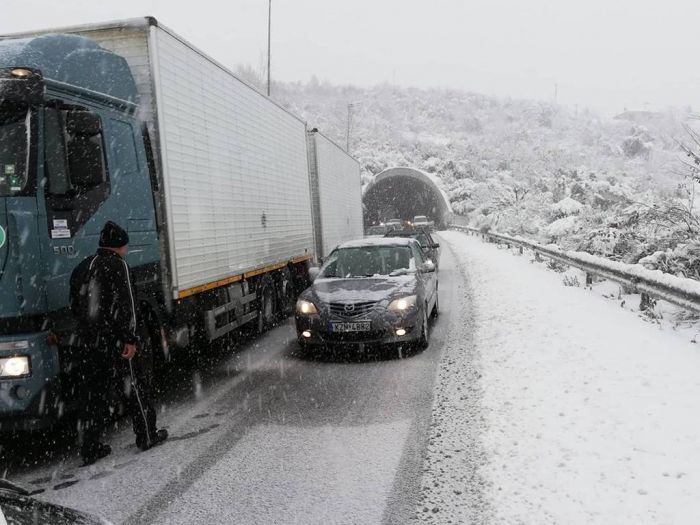 Δίπλωσε νταλίκα στην Αγια Βαρβάρα - Εγκλωβίστηκαν οχήματα