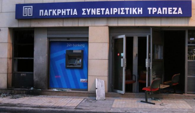 Φωτιά στην Παγκρήτια Τράπεζα στο Ηράκλειο