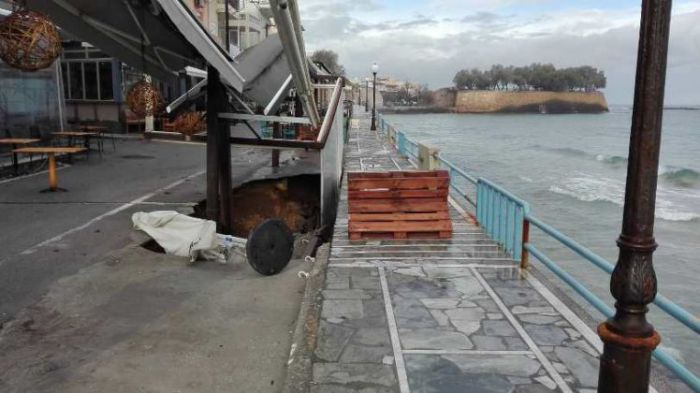 «Άνοιξε» η γη στο Κούμ Καπί