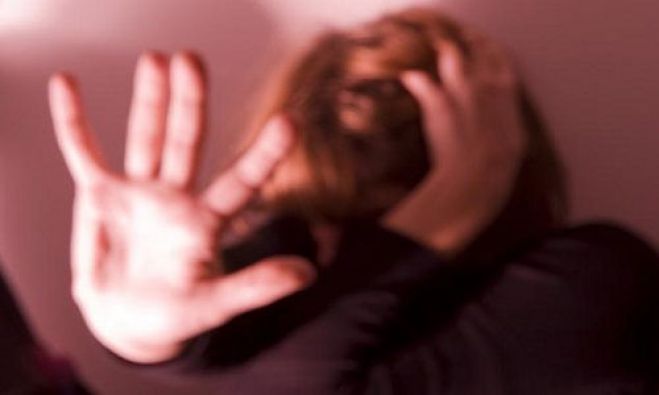 Περισσότερη στήριξη για γυναίκες θύματα βίας