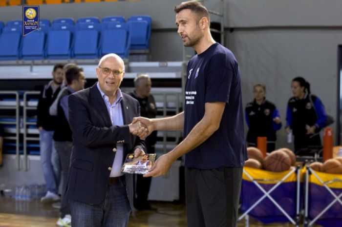 &Delta;ή&mu;&omicron;&sigmaf; &Chi;&alpha;&nu;ί&omega;&nu;: Έ&nu;&alpha; &ldquo;&mu;&pi;&alpha;&sigma;&kappa;&epsilon;&tau;&iota;&kappa;ό&rdquo; &gamma;&epsilon;&gamma;&omicron;&nu;ό&sigmaf; &gamma;&iota;&alpha; &tau;&eta;&nu; &pi;ό&lambda;&eta;, &eta; &epsilon;&kappa;&delta;ή&lambda;&omega;&sigma;&eta; &tau;&iota;&mu;ή&sigmaf; &sigma;&tau;&omicron;&nu; &Chi;&alpha;&nu;&iota;ώ&tau;&eta; &Alpha;&nu;&delta;&rho;έ&alpha; &Gamma;&lambda;&upsilon;&nu;&iota;&alpha;&delta;ά&kappa;&eta;