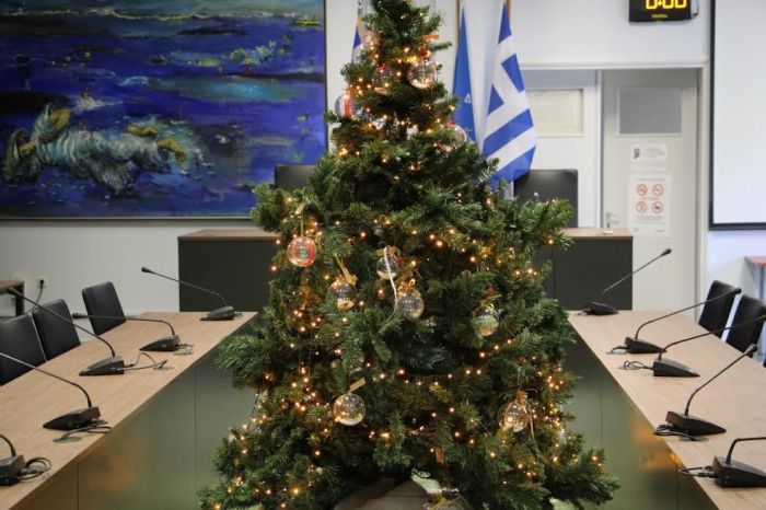 Δια χειρός… μικρών δημοτών ο χριστουγεννιάτικος στολισμός του  Δημαρχείου Χανίων