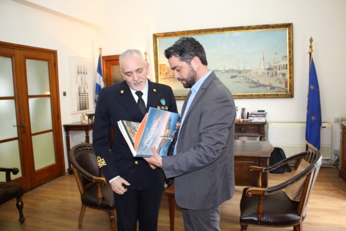 Εθιμοτυπική συνάντηση του Δημάρχου Χανίων Παναγιώτη Σημανδηράκη με ναυτικό επιτελείο του ΝΑΤΟ