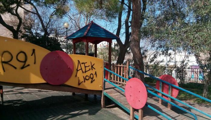 Βεβήλωσαν την παιδική χαρά στον Δημοτικό Κήπο