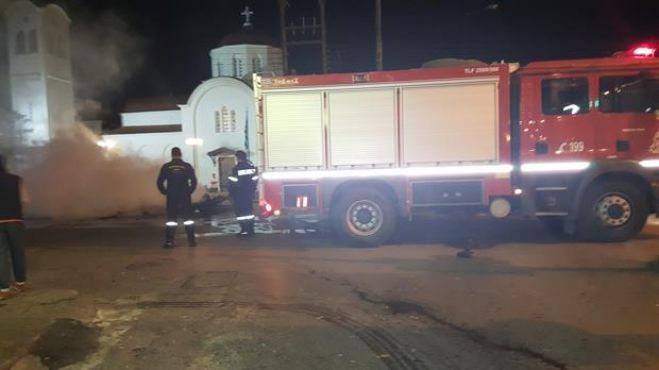 Άναψαν &quot;φουνάρα&quot; καταμεσής του δρόμου- πήγε η πυροσβεστική