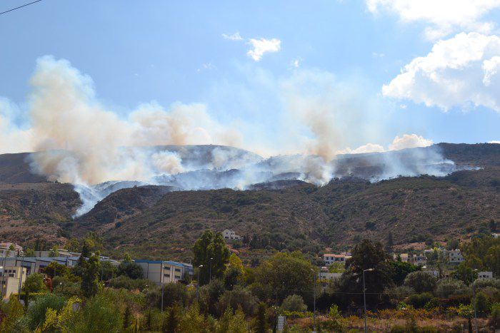 Στάχτη δεκάδες στρέμματα από την πυρκαγιά στη Μαλάξα