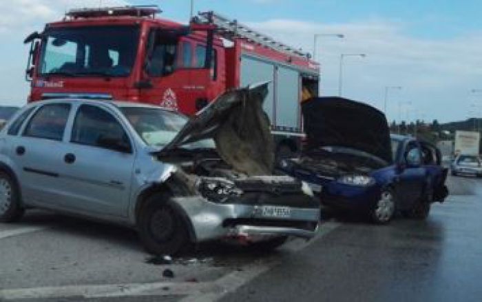 Σύγκρουση δύο αυτοκινήτων στα Χανιά - Εγκλωβίστηκε ένα άτομο
