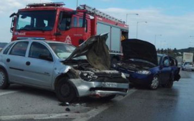 Σύγκρουση δύο αυτοκινήτων στα Χανιά - Εγκλωβίστηκε ένα άτομο