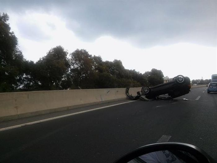 Τροχαιο με ανατροπή οχήματος στο ύψος του Αρίνα