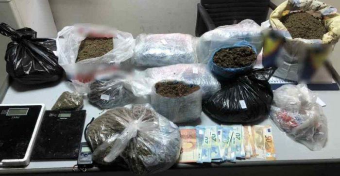 Είχαν κρύψει πάνω από 7,5 κιλά κάνναβης σε χωράφι στην περιοχή του Σταλού στα Χανιά