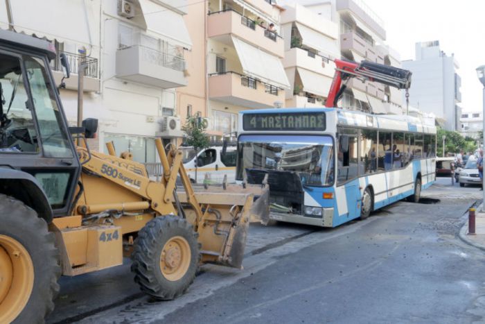 Άνοιξε τρύπα στο δρόμο και ... βούλιαξε το λεωφορείο !