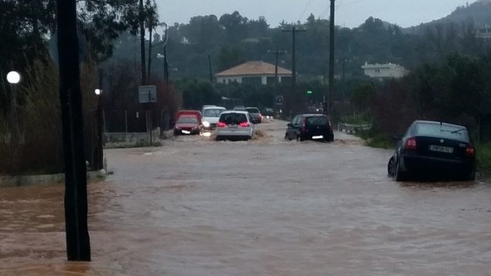 Άνοιξαν οι ουρανοί στα Χανιά - Πλημμύρες σε σπίτια και δρόμους - Προσοχή στις μετακινήσεις