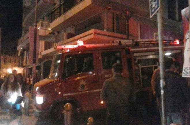 Διαμέρισμα τυλίχτηκε στις φλόγες, απαρηγόρητοι μάνα και γιος