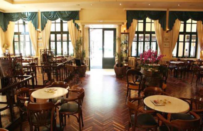 &Sigma;&tau;&eta;&nu; &Pi;ό&lambda;&eta; &tau;&alpha; &kappa;&alpha;&phi;έ &tau;&eta;&sigmaf; &Epsilon;&upsilon;&rho;ώ&pi;&eta;&sigmaf;