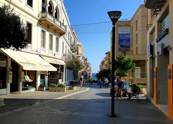 Με &quot;κατεβασμένα ρολά&quot; καφετέριες κι εστιατόρια στο Ηράκλειο.