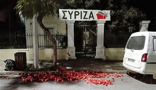 Αγρότες πέταξαν ντομάτες στα γραφεία του ΣΥΡΙΖΑ στα Χανιά