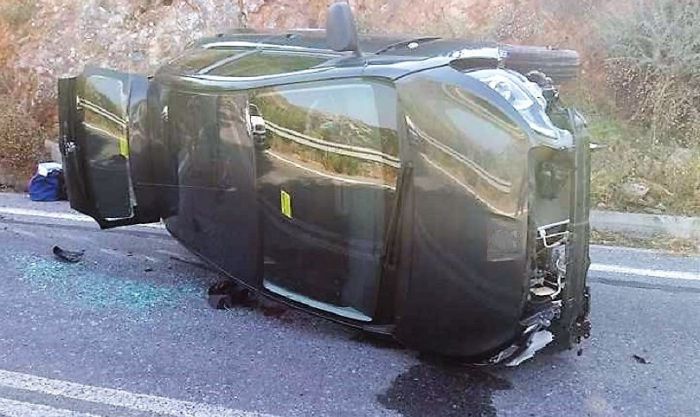 Ανατροπή αυτοκινήτου λόγω λαδιών στο οδόστρωμα