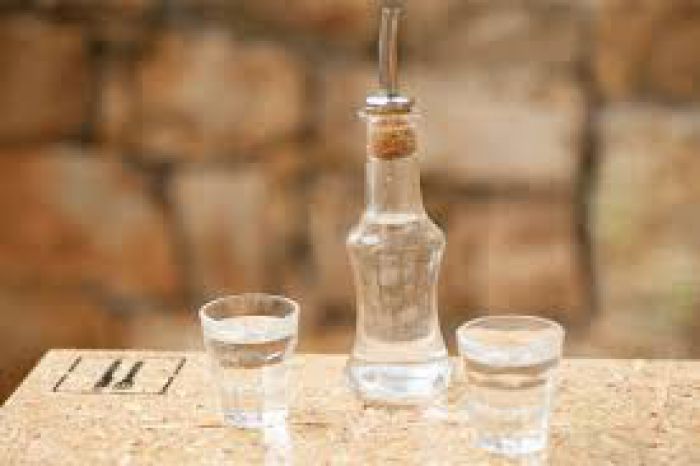 Αύξηση του φόρου σε τσικουδιά και τσίπουρο ζητά η Κομισιόν.