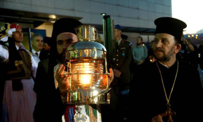 Με προγραμματισμένη πτήση της Aegean θα φτάσει στα Χανιά το Άγιο Φως