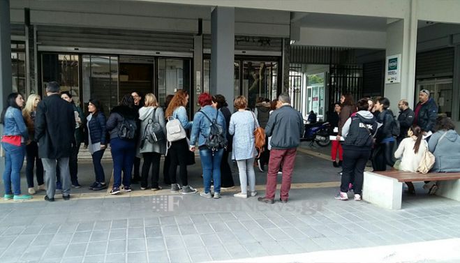Κινητοποίηση απλήρωτων εργαζομένων έξω απο το δημαρχείο Χανίων